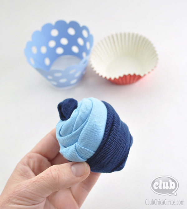 folding-cupcake-onesies-gift-idea