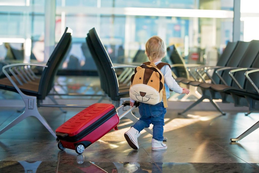 Como arrumar a mala para seu filho em uma viagem internacional